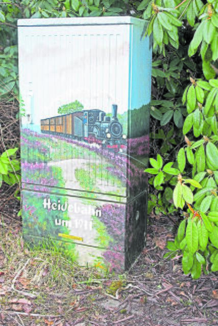 Es gibt aber auch schöne Kästen: hier eine Bahn mit Lok nahe des Bahnhofs in Holm-Seppensen | Foto: os