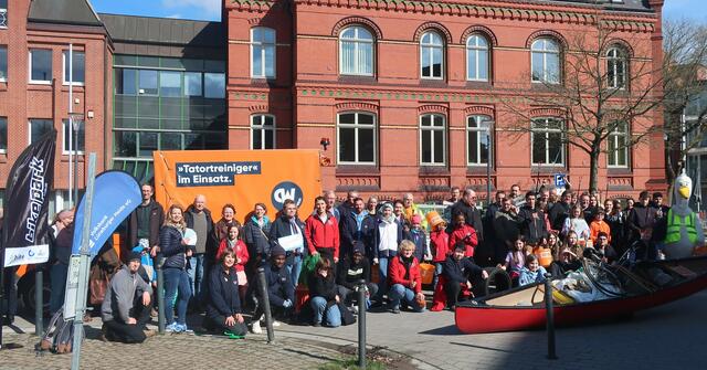 Zum großen Finale versammelten sich über 60 Helfer auf dem Schlossplatz | Foto: Neises