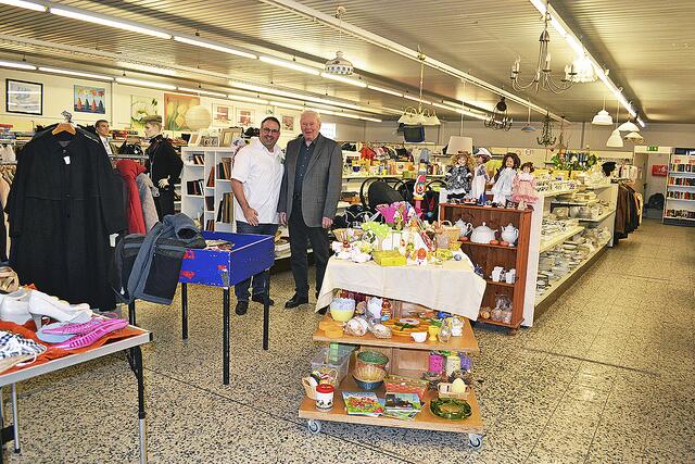 Jan Bauer und Dieter Weis im DRK-Kaufaus, das eine Menge Bekleidung, Hausrat und Raritäten zu bieten hat | Foto: bim