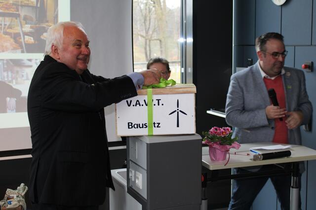 Heiner Schönecke (v. li.) erhielt zu seinem Geburtstag von Imke Bluschke (Zukunftswerkstatt) und Jan Bauer (Förderverein Zukunftswerkstatt) einen Bausatz für eine Windkraftanlage