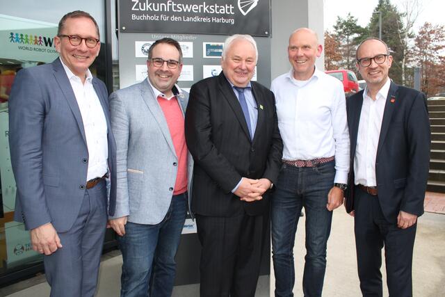 Nach der Verleihung der Preise: (v. li.) Laudator Frank Krause, Jan Bauer (Förderverein Zukunftswerkstatt), Heiner Schönecke sowie die Laudatoren Torben Kleinfeldt und Olaf Brandes