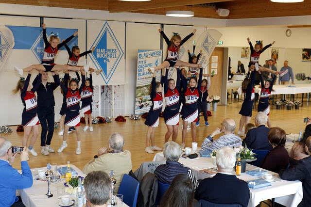 Die jungen Cheerleaderinnen zeigten eine eindrucksvolle Choreografie - trainiert werden sie von Verena Tegtmeier und Sinja Ziet | Foto: AR-promedia