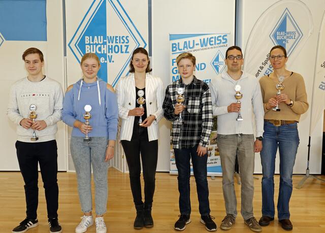 Auch wenn die Trainingsbedingungen alles andere als perfekt sind, erreichten die Schwimmabteilung hervorragende Ergebnisse (v. li.): Erik Preiß, Victoria Kuschel, Leonie Bertram, Leo Laser, Mike George sowie Trainerin Stefanie Bertram | Foto: AR-promedia
