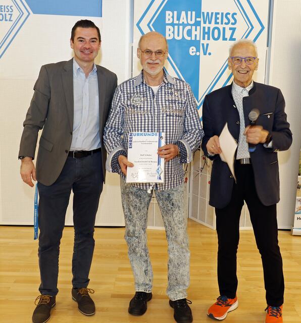 Ralf Schulze (69) wurde für die herausragende Entwicklung des BW-Fitnessstudios von Geschäftsführer Stefan Weihrauch (li.) und Vorsitzendem Arno Reglitzky geehrt | Foto: AR-promedia