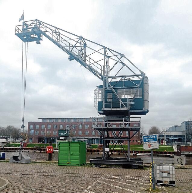Sorgt für Verwirrung: Der kleine grüne Container, der vor ein paar Tagen unter dem Stader Hafenkran aufgestellt wurde | Foto: R.R.