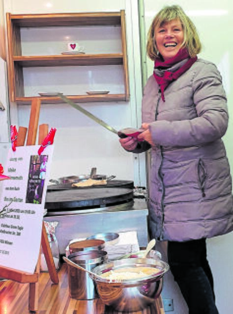 Rita Putensen verwöhnt die Besucher mit ihren leckeren Crêpes  | Foto: Sparkasse Harburg-Buxtehude
