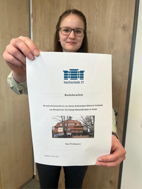 Sina Wedemeyer hat ausgesprochen erfolgreich ihr Duales Studium Bauingenieurwesen – Bachelor of
Engineering beim Landkreis Stade in Kooperation mit der Hochschule 21 in Buxtehuder beendet | Foto: Landkreis Stade / Nina Dede