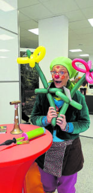 Die Clowin Lotti Karotti bildet mit den Ballons kleine Kunstwerke | Foto: Sparkasse Harburg-Buxtehude