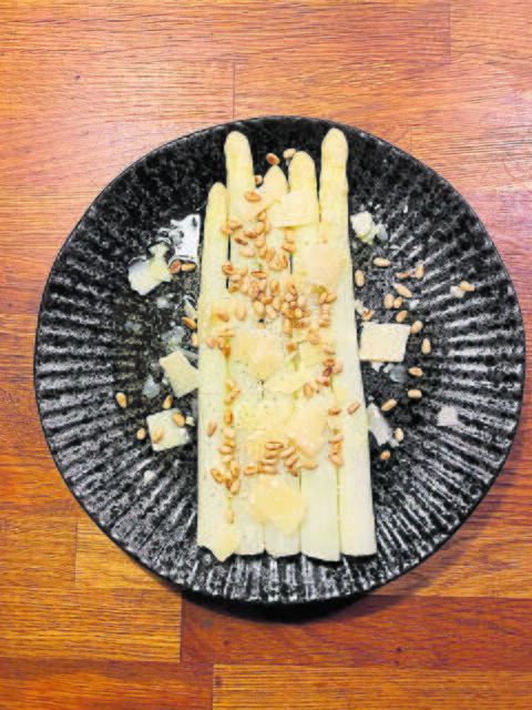 Gedünsteter Spargel mit Olivenöl, Pinienkernen und Parmesan | Foto: Spargelhof Werner