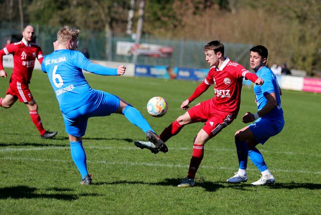 In dieser Szene muss der Buchholzer Cedric Fuß (Mitte) gegen zwei Abwehrspieler von Paloma den Ball behaupten | Foto: cc