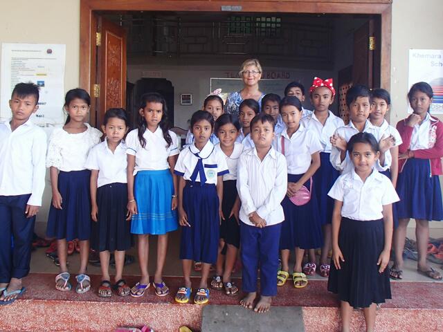 Uta Hanfeld mit ihrer kambodschanischen Schulklasse  | Foto: Hanfeld