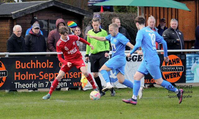 Diesmal behauptet Jakob Schulz (li.) den Ball gegen zwei Gegenspieler des USC Paloma | Foto: cc