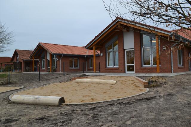 Die Kindertagesstätte in Appel: links die bestehende Einrichtung. Der Anbau (re.) fügt sich hervorragend an das Bestandsgebäude an  | Foto: bim