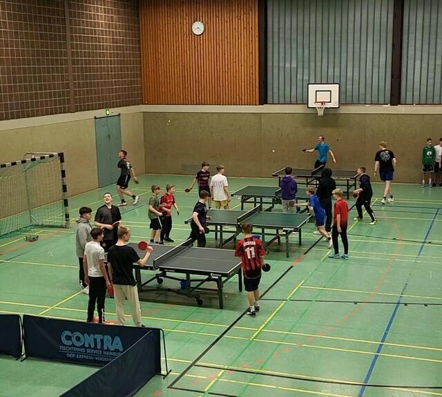 Die Sportnacht war gut besucht, die Tischtennisplatten umlagert | Foto: Schünemann