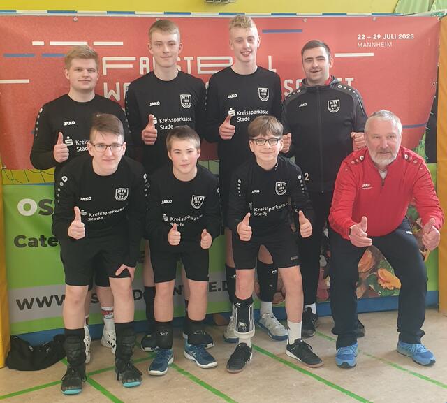 Die U16-Jungen des MTV Wangersen mit ihren Trainern Ralf Eckhoff und Nick Poppe. | Foto: MTV Wangersen Faustball