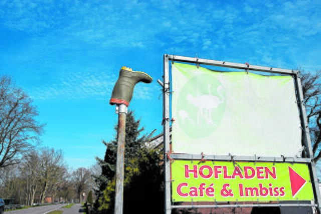 Ein Gummistiefel am Straußenhof Johannsen an der Burgstraße bei Bahlburg über einen Pfahl gestülpt | Foto: ts