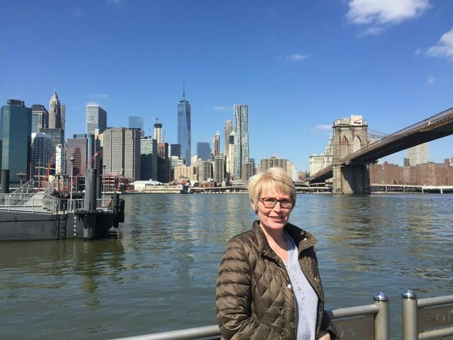 Auf einem ihrer Erkundungstrips: Petra Mehlert vor der 
Brooklyn Bridge | Foto: Mehlert