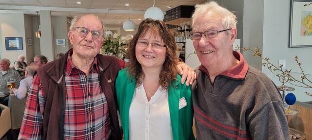 Freuen sich, dass es weitergeht : Janet Schönfeld mit Bewohnern | Foto: ig