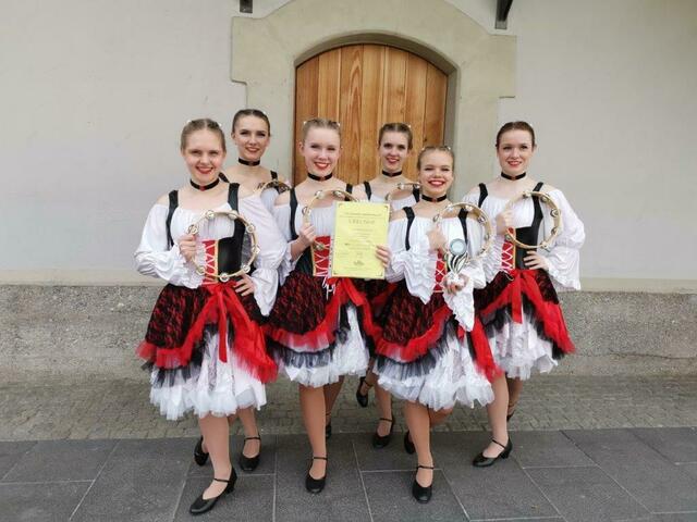 In Prag dabei: die TVG-Ballerinas Celin Gebauer, Janne Meyer und Yasmin Maag (Vordere Reihe v.li.), Marie Schmitz, Tabea Meyer und Jana Engler (Hintere Reihe v. li.)
| Foto: ig