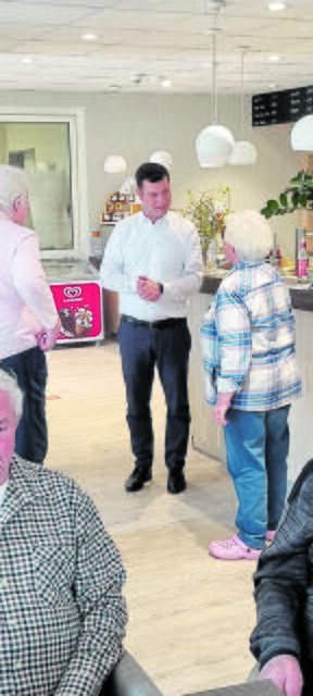 Daniel Wolf im Gespräch mit einer Bewohnerin | Foto: ig