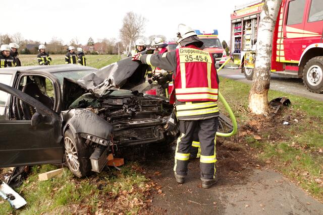 Löscharbeiten | Foto:  Rolf Hillyer-Funke / Feuerwehren Samtgemeinde Oldendorf-Himmelpforten