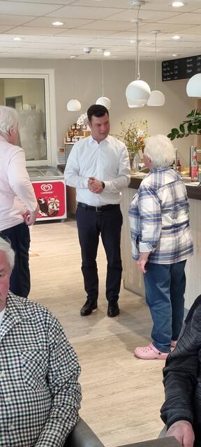 Daniel Wolf im Gespräch mit Bewohnerinnen  | Foto: ig