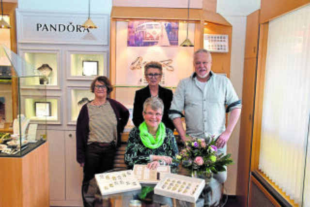 "Die Breite Straße ist um eine Attraktion reicher. Die Innenstadt bietet den Familien mit Kindern nun eine neue Aufenthaltszone", sagt das Team von Juwelier Klenke (v.li.): Astrid Schmidt, Roselind Scherner, Michael André von Häfen 
und Catharina Meyer (vorne sitzend)  | Foto: Axel-Holger Haase