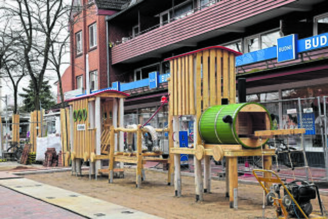 In der Fußgängerzone befinden sich nun Spielgeräte für die Kinder  | Foto: Axel-Holger Haase