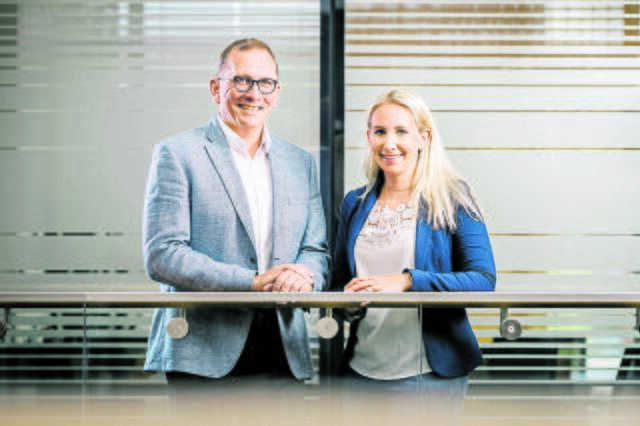 "Auch im Namen der Geschäftsleitung möchten wir zur Neueröffnung der Fußgängerzone gratulieren. Wir freuen uns, unsere Kunden in unserem Immobilienbüro begrüßen zu dürfen. Für Fragen rund um die Immobilie und die Baufinanzierung steht Ihnen unsere Tür immer offen."  Kathrein Schultz und Frank Krause, Geschäftsführung Immo Konzepte  | Foto: Fischkopp Films GmbH