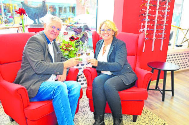 Karen und Uwe Meins: "Die neugestaltete Fußgängerzone ist eine Bereicherung für die Einkaufsstadt Buchholz. Wir gratulieren den Verantwortlichen zu dieser Entscheidung!" 
(Inhaber Optiker Meins. hören &amp; sehen)  | Foto: Axel-Holger Haase