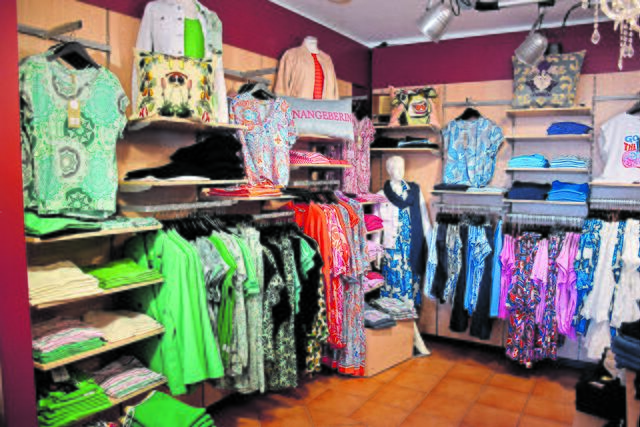 "Die Umbaumaßnahme wurde super umgesetzt. Während dieser Zeit haben wir rund 1.000 Luftballons aufgehängt, um auf unser Geschäft aufmerksam zu machen. Wir sind seit 40 Jahren für unsere Kunden in Sachen Mode vor Ort", sagt Jürgen Matys, Inhaber von Jucarts Moden  | Foto: Axel-Holger Haase