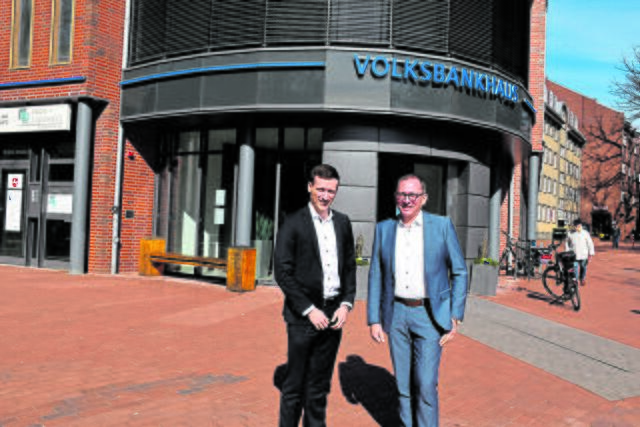 "Die Neugestaltung ist eine Bereicherung für die Innenstadt. Die Verweildauer der  Passanten wird erhöht. Besonders Familien mit Kindern werden sich über die Spielgeräte freuen", sind sich Michel Peter (li., Regionalleitung 
Filialbereich Buchholz) und Frank Kraus (Geschäftsführer) von der Volksbank Lüneburger Heide sicher  | Foto: Axel-Holger Haase