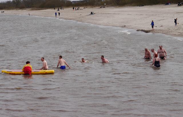 Baden in der kalten Elbe für einen guten Zweck 