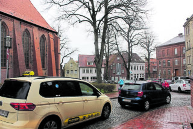 Am Wilhadikirchhof versuchen die Fahrzeuge von mehreren Seiten, das Nadelöhr der Umleitung zu passieren | Foto: sb