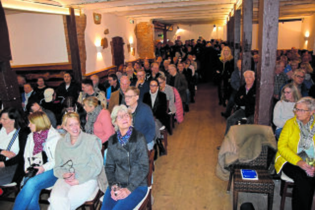 Das Interesse der Bevölkerung ist groß: Einige Besucher und Besucherinnen müssen sich mit Stehplätzen begnügen. Andere hören von draußen zu | Foto: ts