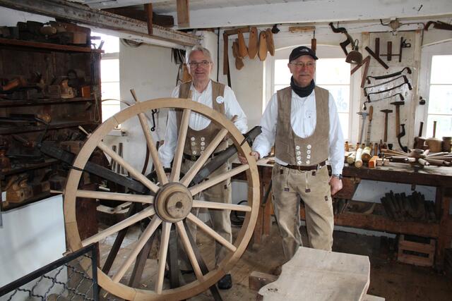 Die ehrenamtlichen Handwerker Alfred Scheurer, gelernter Schiffbauer, und Holger Bohnsack, gelernter Flugzeugbauer, erklären, wie ein Stellmacher ein Rad baut | Foto: pöp