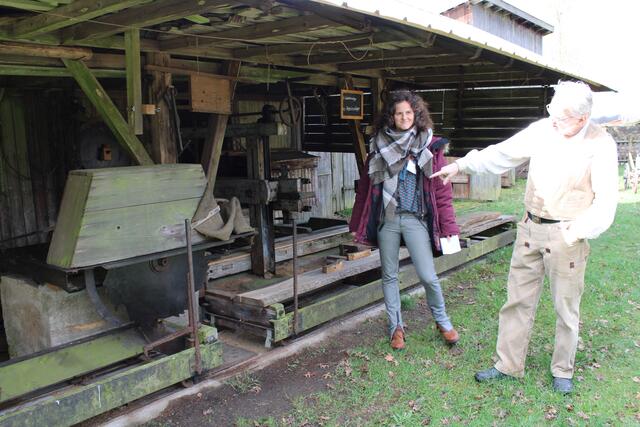 Alfred Scheurer, gelernter Schiffbauer und ehrenamtlicher Handwerker der Stellmacherei, erklärt die riesige Kreissäge. Daneben Annika Soltau | Foto: pöp