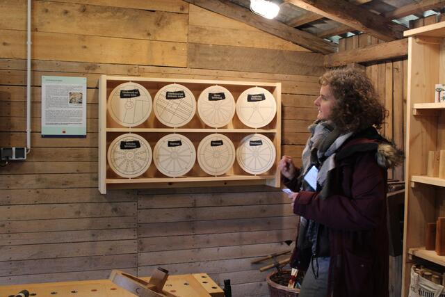 In der Stellmacher-Werkstatt können Besucher sehen, welche Rädertypen es gab, erklärt Stellmacherei-Leiterin Annika Soltau | Foto: pöp