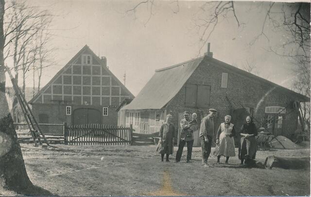 Die Familie Peters: Helene (v. li.), Carl mit Hilde, Heinrich, Luise und Dorothea um 1930 vor Wohnhaus und Werkstatt | Foto: FMLK