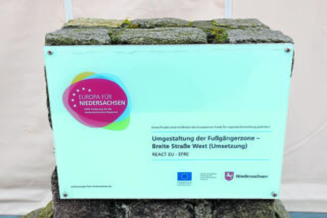 Ein Hinweisschild weist auf die Fördermaßnahme des Landes hin | Foto: Axel-Holger Haase