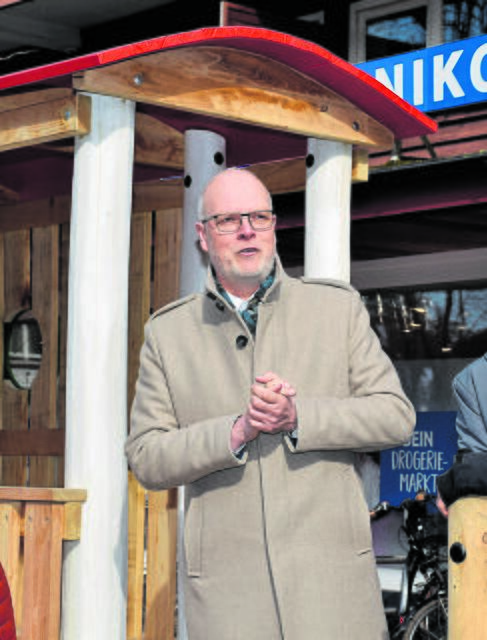 Stadtbaurat Stefan Niemöller dankte allen Beteiligten für die engagierte und zügige Umsetzung der Umgestaltungsmaßnahme | Foto: Axel-Holger Haase