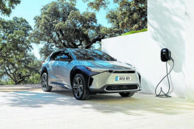 Der Batterie-elektrisch angetriebene Toyota bZ4X wird vom Autohaus S+K auf der Messe gezeigt  | Foto: Toyota