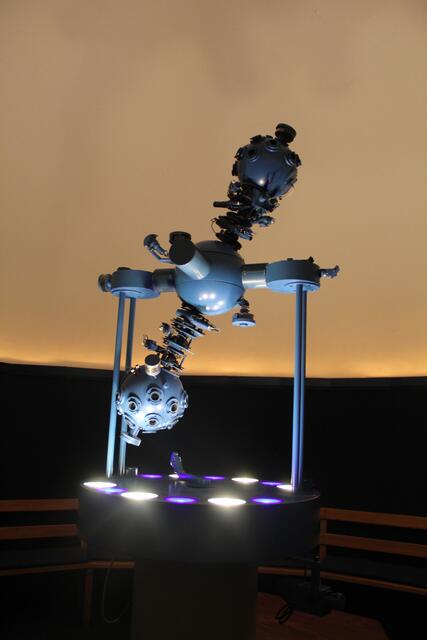 Der Projektor des Planetariums funktioniert vollständig analog | Foto: pm
