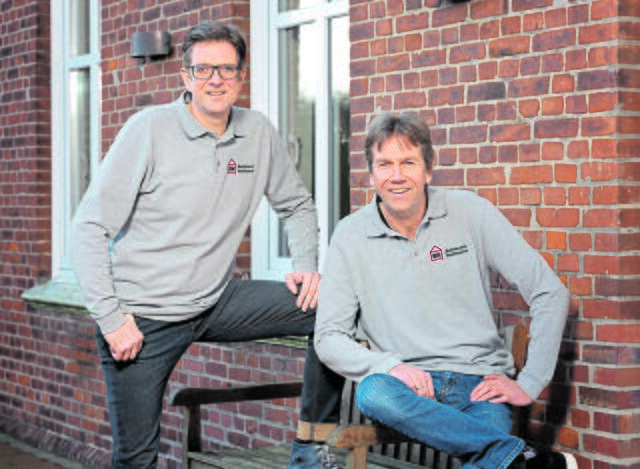 Christian Hoffmann (li.) und André Bohlmann informieren über effektive Haustechnik  | Foto: Uli Seidel/Hollenstedt