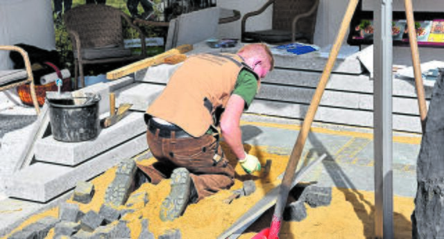 Die Mitarbeiter der Handwerksbetriebe führen erneut ihre Arbeitstechniken vor  | Foto: Die Haus &amp; Garten WELT