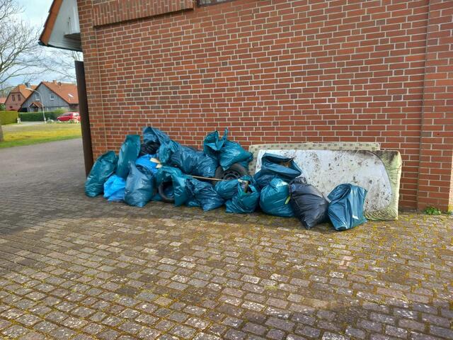 Rund zwei Kubikmeter Unrat wurden zusammengetragen | Foto: Florian Baden/FF Marxen