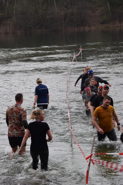 Die Laufstrecke führt in einen Teich hinein | Foto: ts