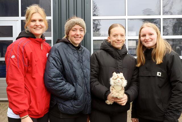 Das Luchse-Quartett mit (v.l.): Wiebke Meyer, Levke Kretschmann, Marthe Nicolai und Antonia Pieszkalla hatte das Maskottchen im Gepäck dabei | Foto: cc