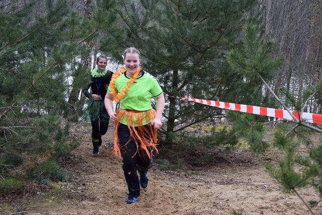 Aloha! Manche Läuferinnen tragen lustige Laufkleidung  | Foto: ts