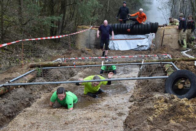 Das Schlammbad ist das spektakulärste Hindernis bei dem Crosslauf | Foto: ts